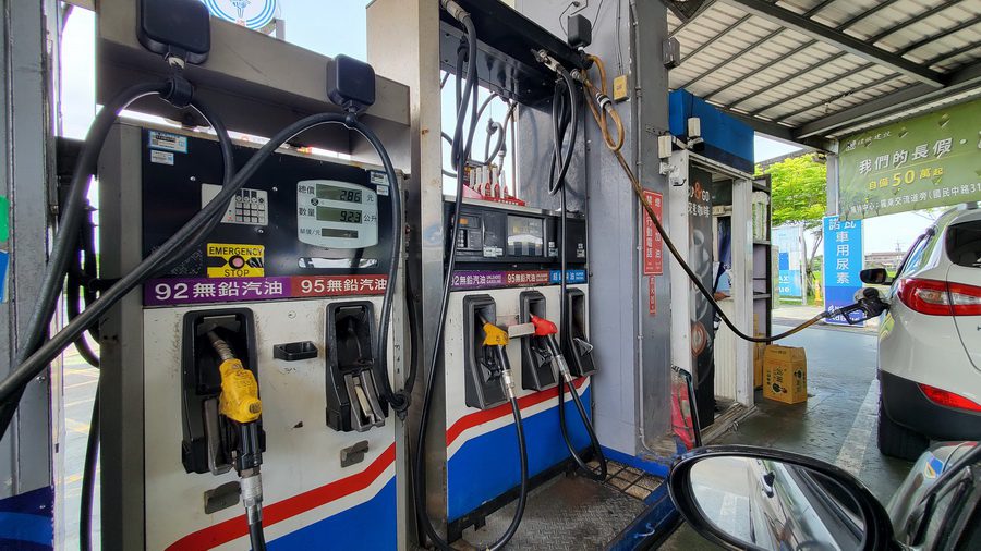國內油價12/22起汽柴油各降0.4元　98無鉛跌破30元、超級柴油跌破25元