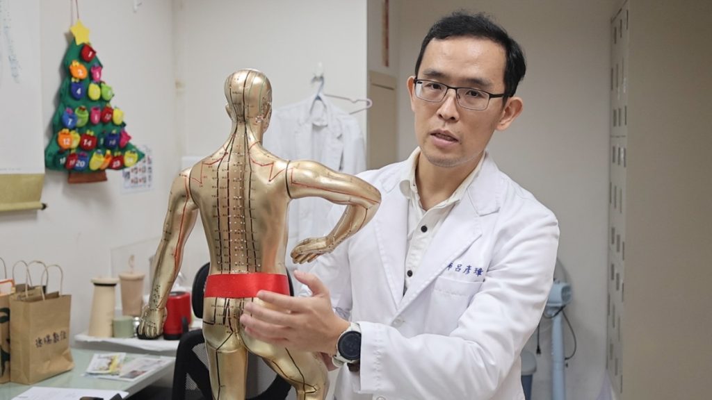 男右側從背痛到腳嚴重時走路都困難  醫師查出原來是小學時腳扭傷