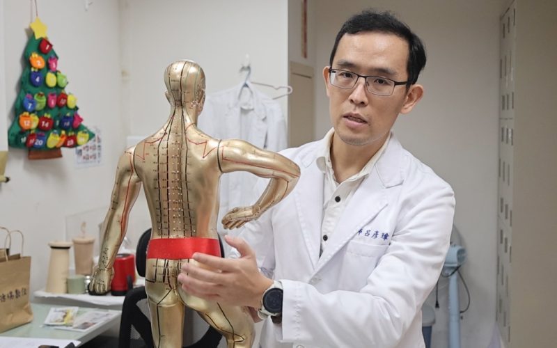 男右側從背痛到腳嚴重時走路都困難  醫師查出原來是小學時腳扭傷