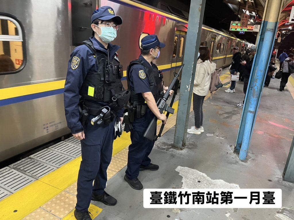 影音/北車、北捷外發生丟擲煙霧彈與隨機傷人事件 鐵警局總動員荷槍實彈巡邏