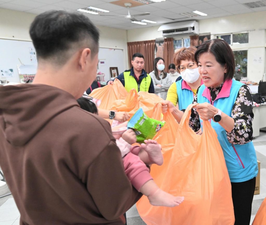 吉安鄉愛心團隊送愛光復鄉  游淑貞發放關懷金與暖被