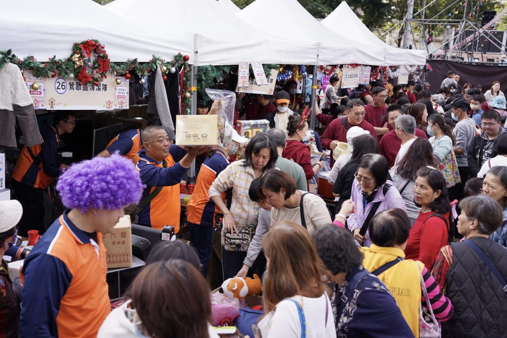 新北耶誕環保挖寶趣邁入11周年     48攤義賣火熱     善款破154萬元助弱勢