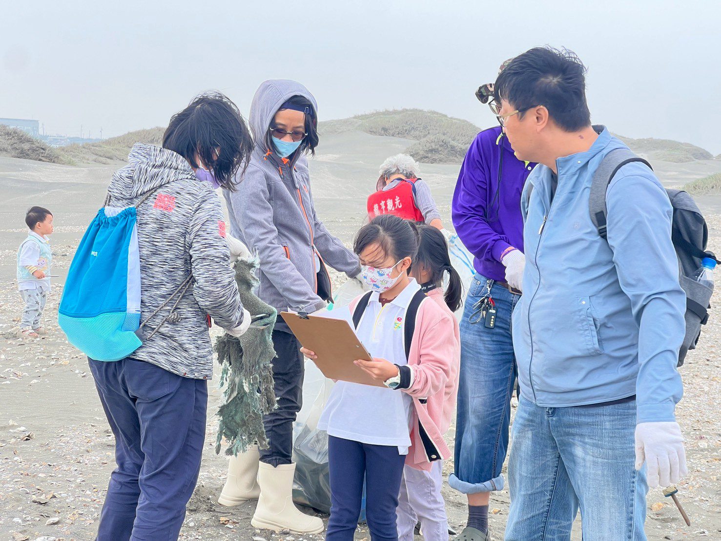 讀經班赴七股網仔寮汕沙洲解開塑縛還海清淨　親子以經典精神實踐海洋守護