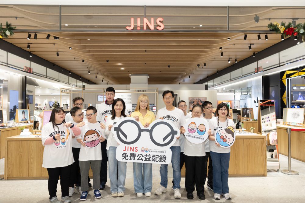 日本眼鏡品牌JINS變聖誕老人   免費公益配鏡送唐寶寶