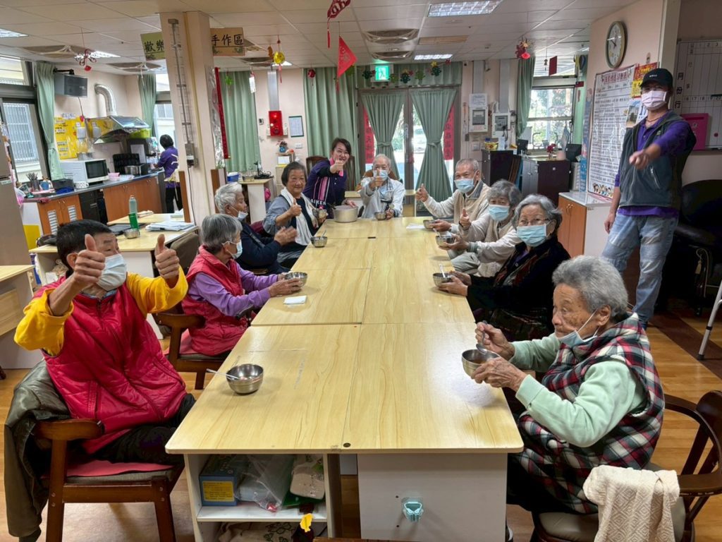 冬至搓湯圓呷甜甜   榮家日照長輩暖意上心頭