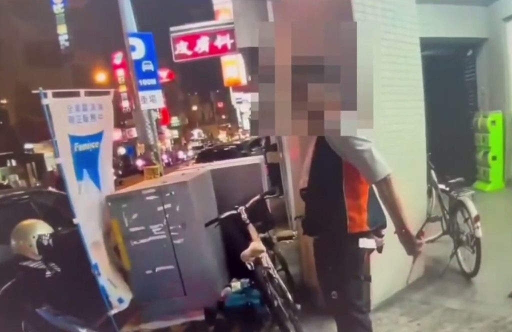 影音/男子持刀上街  警方啟動快打部隊立即到場制伏