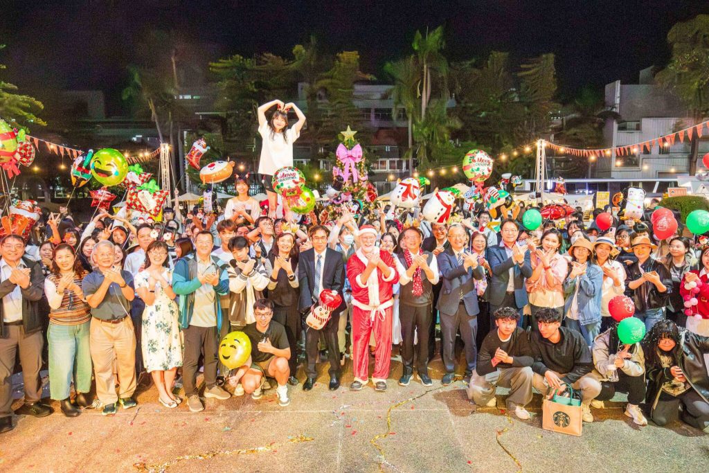 嘉藥「粉亮甲子」聖誕點燈璀璨登場 致敬永遠的聖誕老人Gary