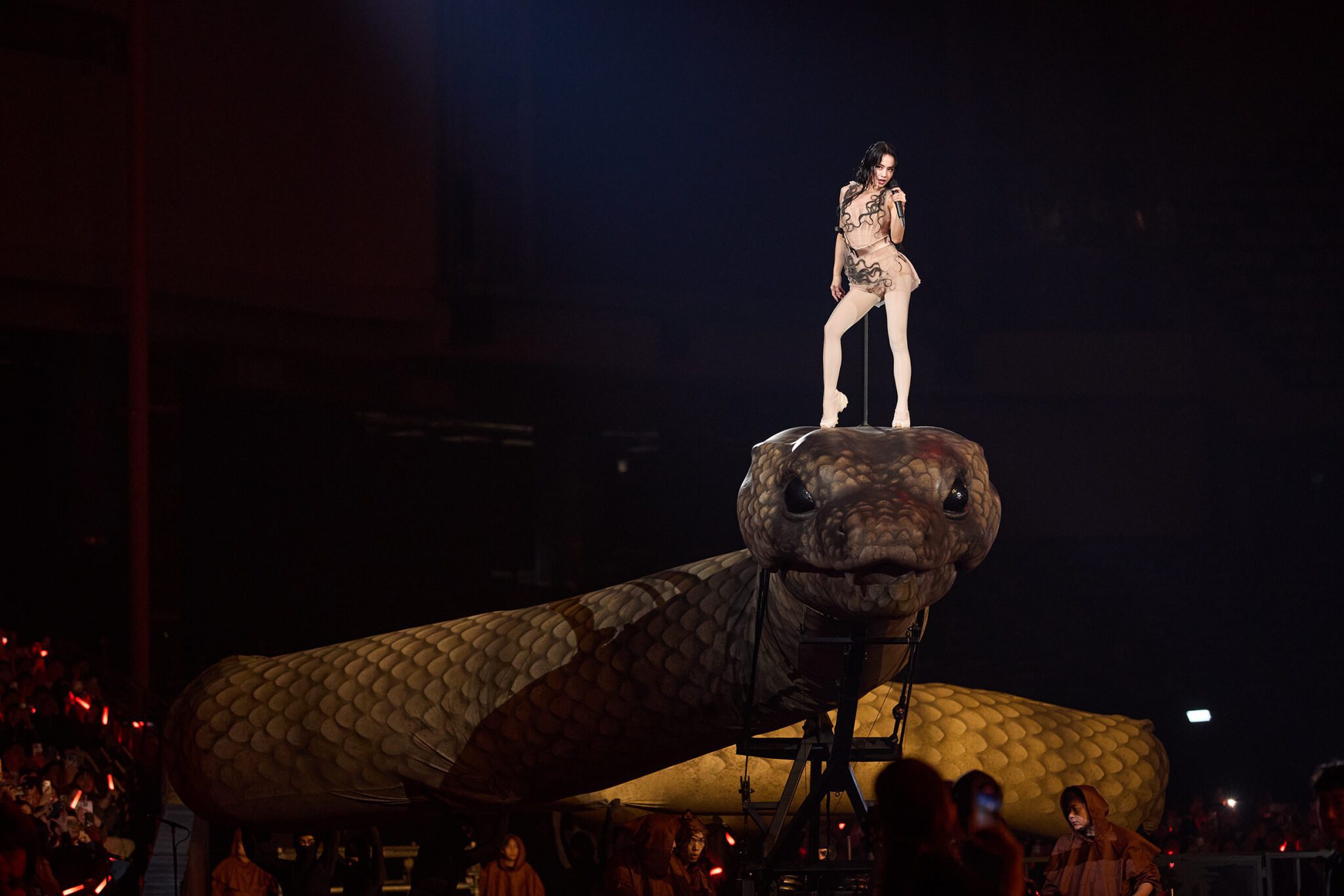 JOLIN召喚「慾望巨蟒」繞場巡禮 親自構思「愉悅宇宙」五大章節演唱會寓言故事