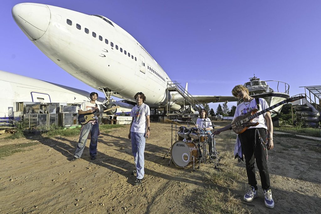 帕拉斯 PALLAS 出道首支 MV 數十億場景＋巨無霸客機實拍 就玩這麼大