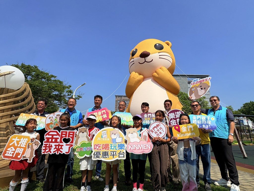 14米巨大阿特7/16正式開展  打卡消費即可換LINE貼圖