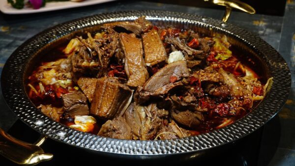 老撈麻辣火鍋創新出擊　麻辣香鍋鴨一鍋兩吃　永續理念也入菜