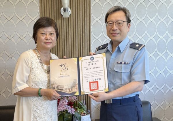 藝術家周寶瓊捐贈120幅藝術創作    熱心公益廣結善緣