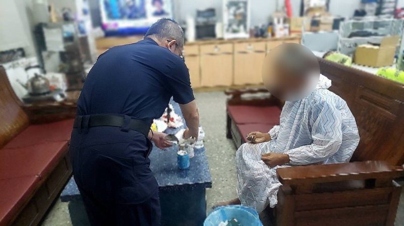港灣新聞網／鳳凰颱風前夕迷途老翁雨中徘徊　岡山橋頭警員緊急救援助返家