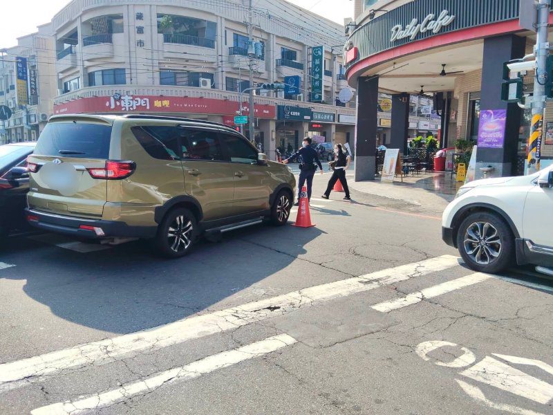 港灣新聞網／岡山三車連環撞！左轉未禮讓釀禍 警方：將依法開罰