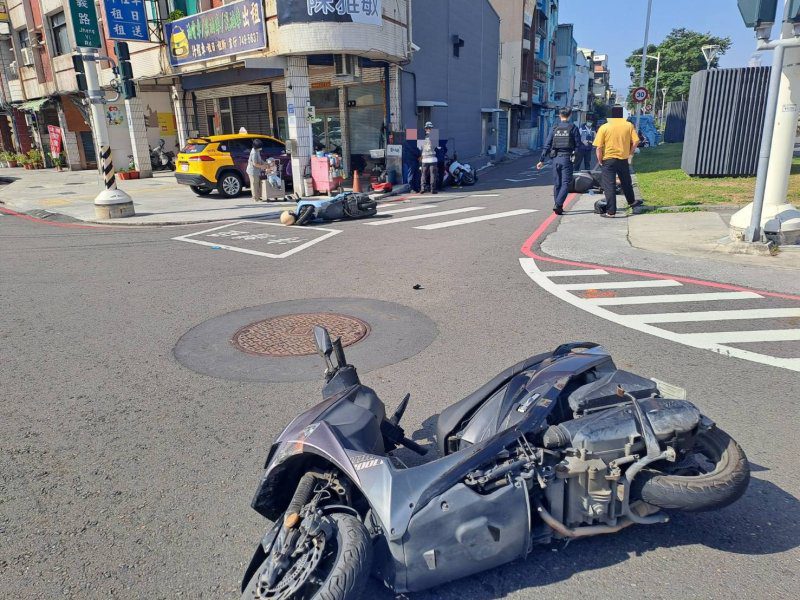 港灣新聞網 / 老翁誤踩油門？自小客車衝撞5機車　苓雅分局：初判操作不當