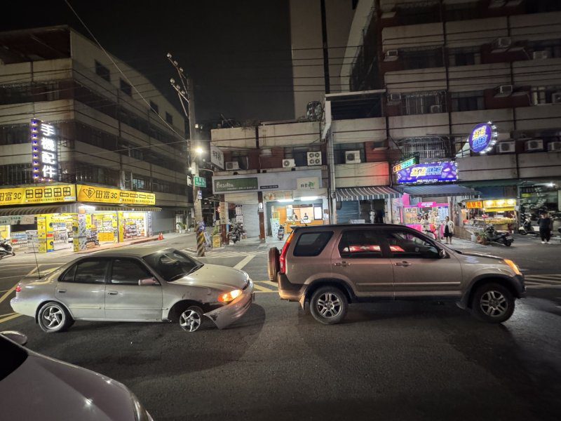 港灣新聞網 / 鼎山街深夜追撞事故　右前輪脫落可疑行跡曝光　警方調查是否涉肇事逃逸