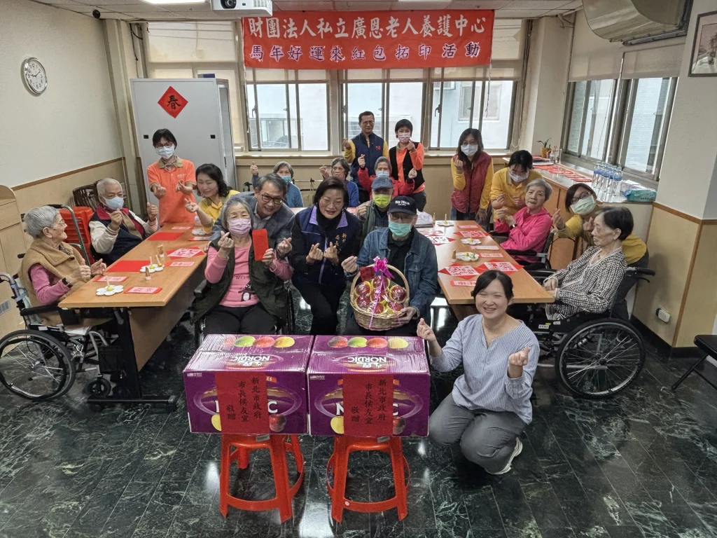 新北社會局長李美珍慰訪廣恩養護、約納家園　長輩回贈柿柿如意春聯　監護兒邀嗑火鍋