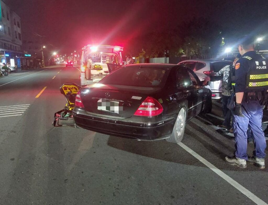駕駛疑身體不適自撞路旁停車 意識清楚無明顯外傷警助送醫