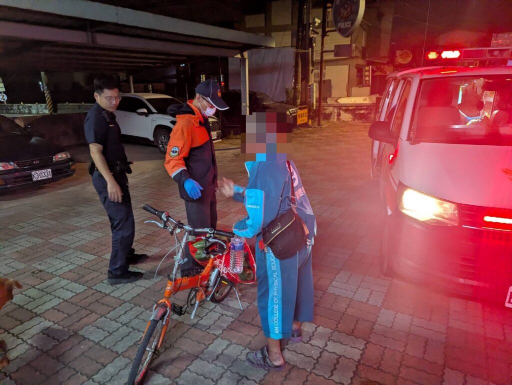 枋寮九旬翁載木瓜探親迷途　里港警即時關懷化解危機