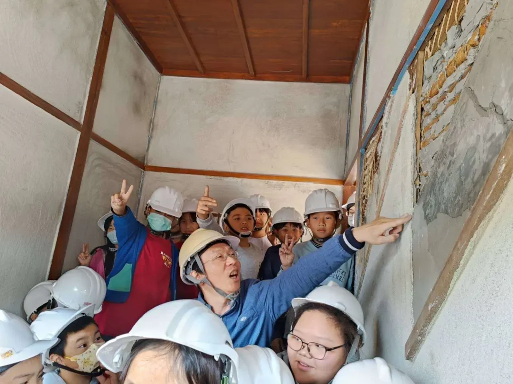 莿桐饒平國小舊宿舍修復再利用工程工地展教育推廣 翻轉學習想像　小學生走進歷史建築工地了解未來活化再利用