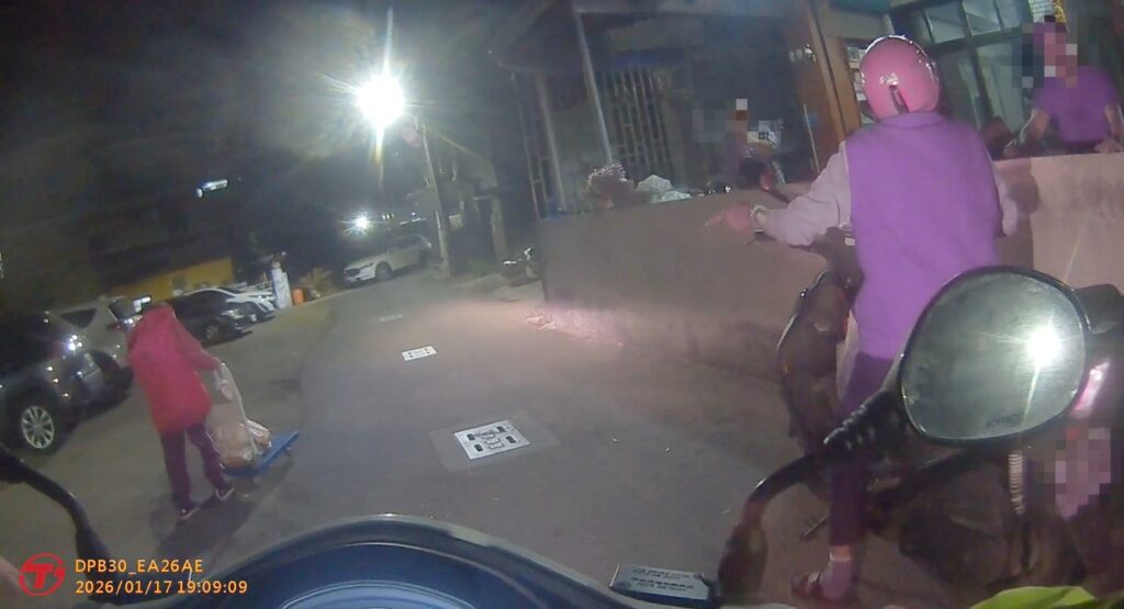 回家的路有人陪　湖內好警察暖心守護迷途7旬婦