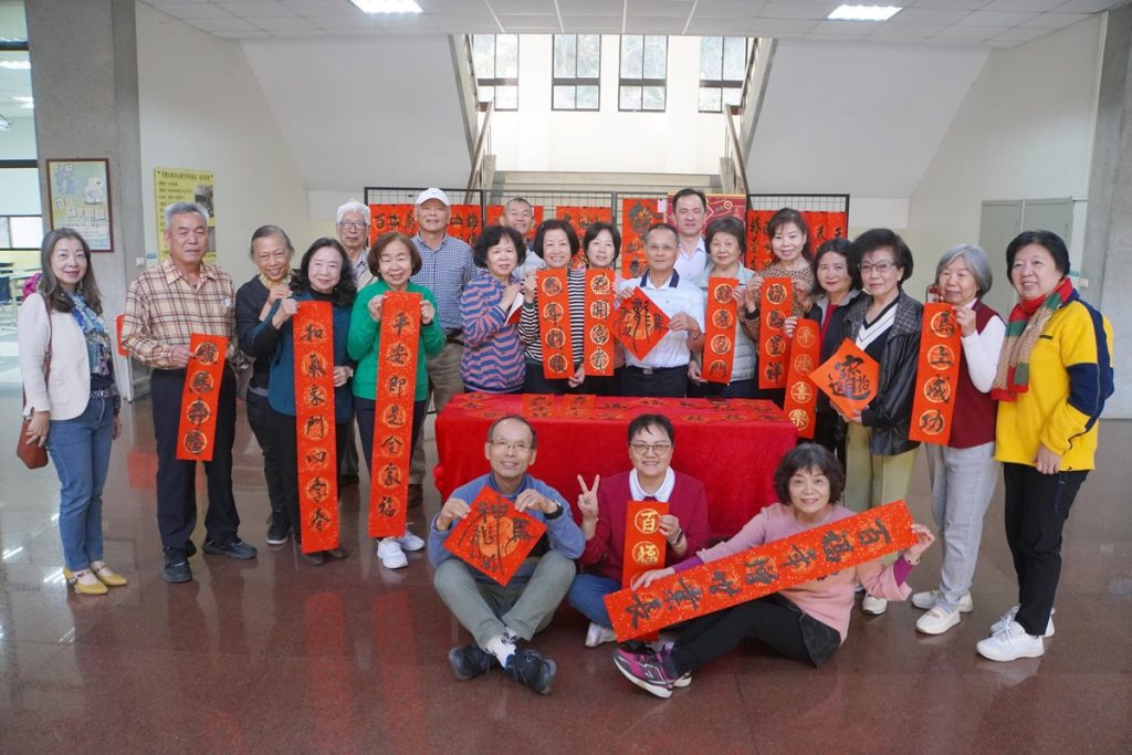 大葉長青大學春聯義賣  學員揮毫助弱勢