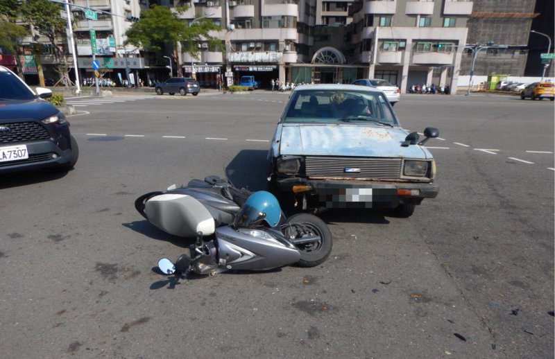 港灣新聞網／三民區路口車禍　右轉未依規定釀擦撞 騎士送醫