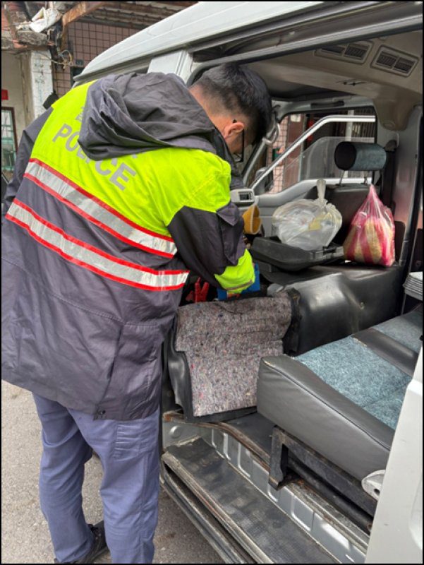 港灣新聞網 / 車輛沒電「顧路」　內埔分局出動電霸暖心救援