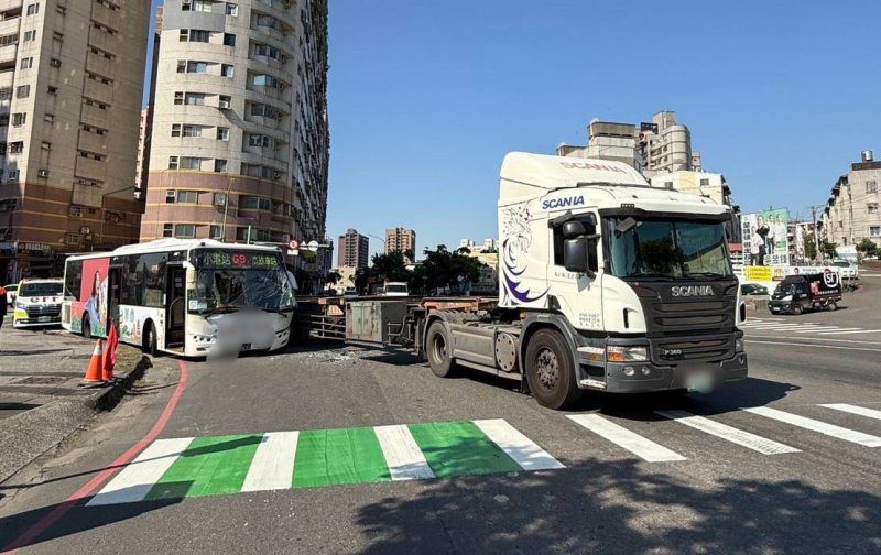 港灣新聞網／中安路與高鳳路口事故　小港警方13分鐘恢復通車