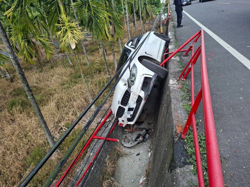 港灣新聞網／ 內埔昇華路自小客車失控衝水溝　駕駛稱服藥精神不濟、警方酒測無異常