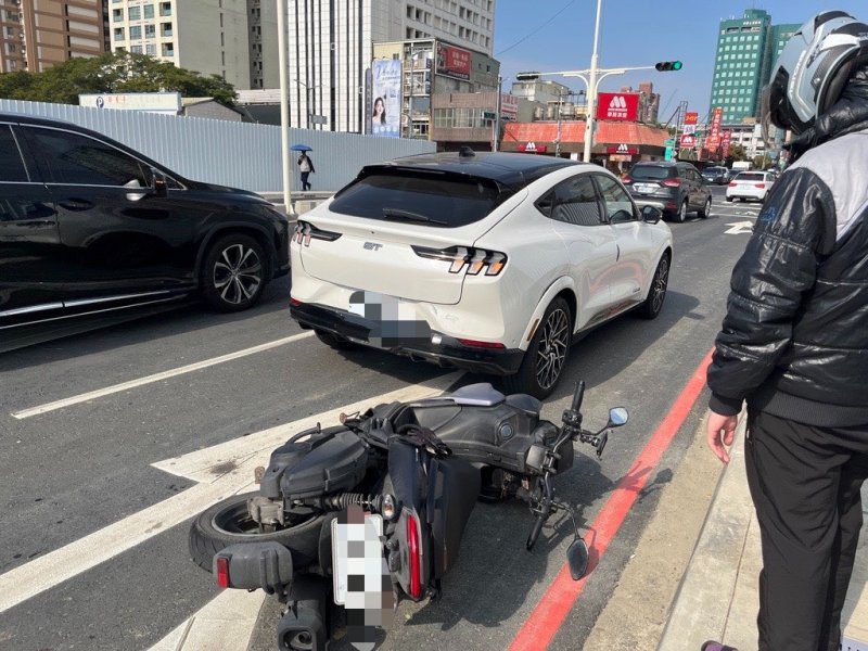 港灣新聞網／ 輔仁路機車追撞自小客車　苓雅警初判未保持安全距離釀禍