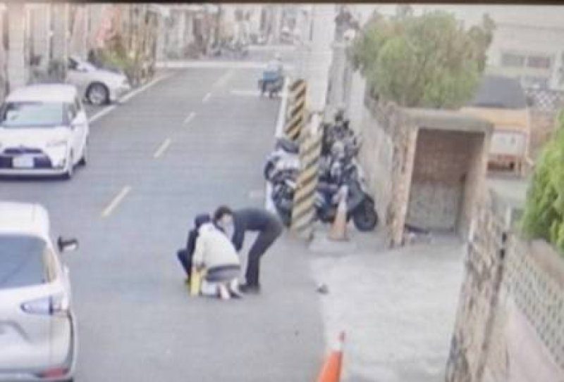 港灣新聞網／ 8旬老翁跌坐延平路　東港警即時協助護送平安返家