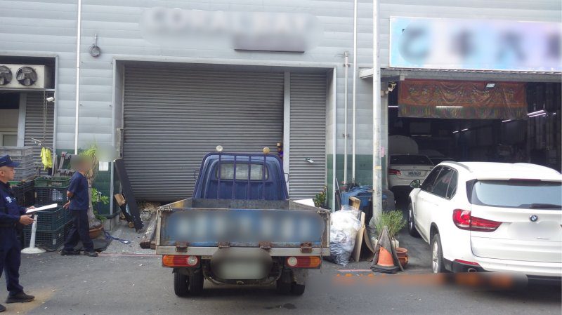 港灣新聞網／ 小貨車突爆衝撞毀鐵捲門　左營警迅速到場釐清肇責