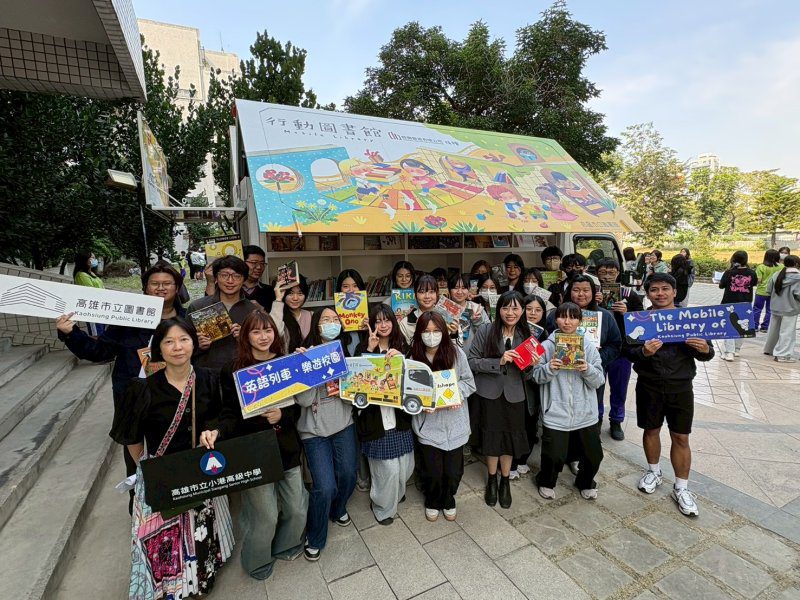 港灣新聞網 /  英語書車開進校園！ 高市圖小港分館攜手小港高中打造雙語沉浸式閱讀課堂