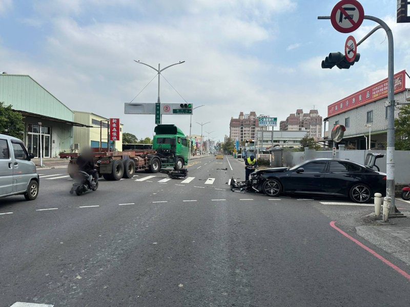 港灣新聞網 /  小港中安路汽機車擦撞　小港警即時管制疏導、傷者送醫無礙