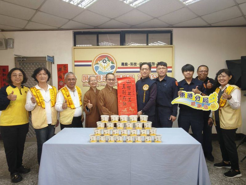 港灣新聞網 /  臘八粥暖警心　佛光山潮州講堂結緣東港警分局