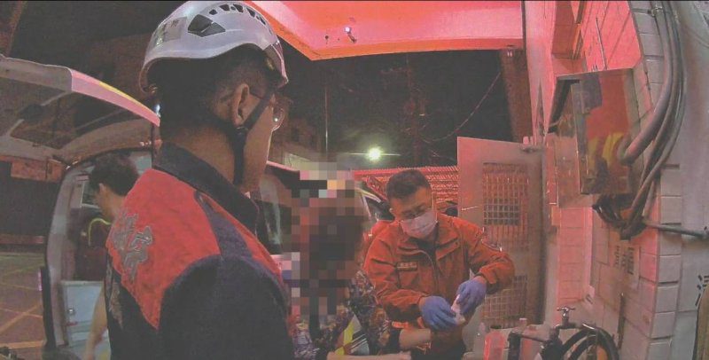 港灣新聞網 /  心急兒載傷母急奔警所　東港警即刻聯手警消搶救止血