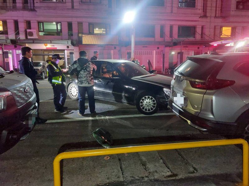 港灣新聞網 /  駕駛疑身體不適釀自撞　仁武警方即時處理助送醫