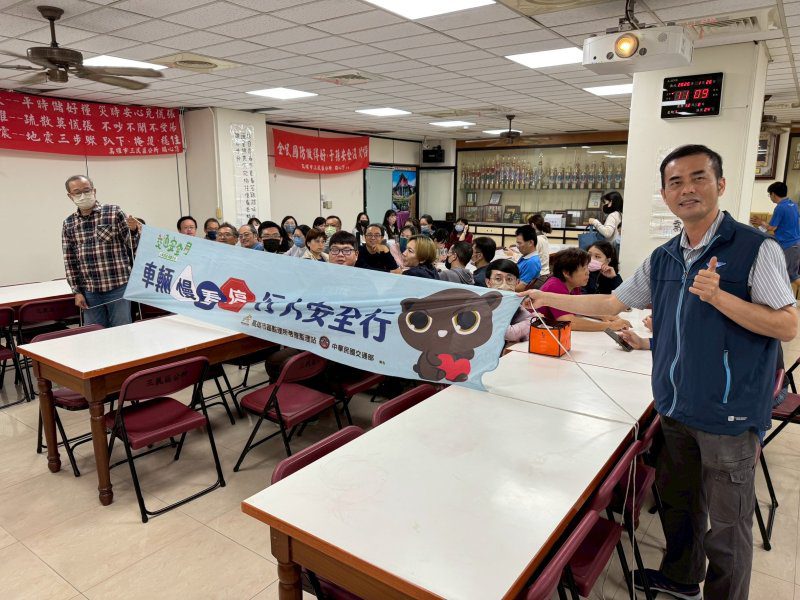 港灣新聞網 /  防禦駕駛不能等　苓雅監理站進公所教你避開大型車死角