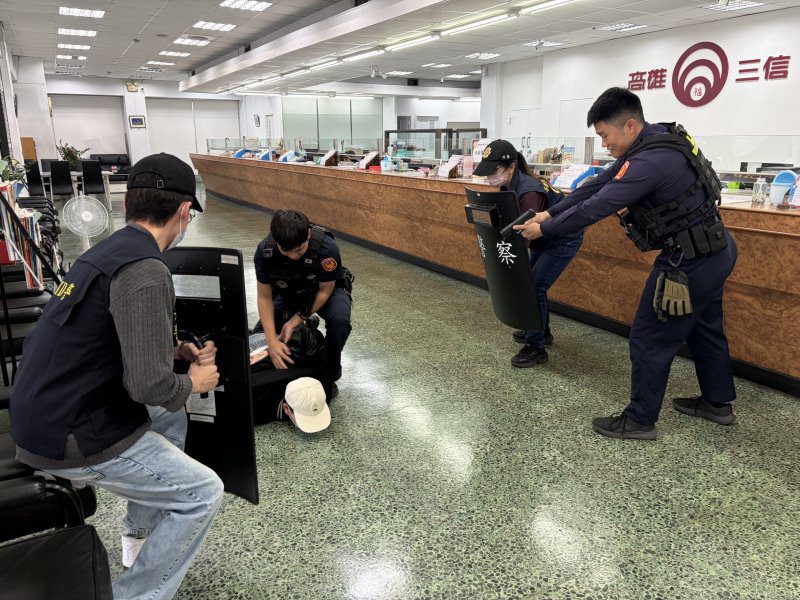 港灣新聞網 / 春節防搶演練超寫實！鼓山警銀聯手壓力測試　強化金融安全防線