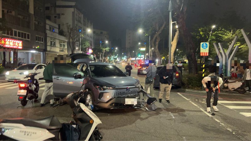 港灣新聞網／三多一路深夜車禍 左轉未讓直行釀事故雙方送醫