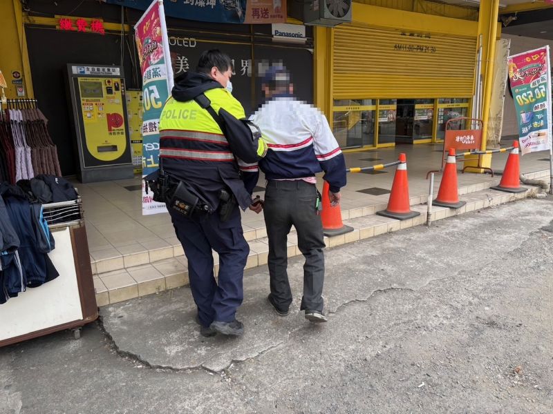 男子騎腳踏車不慎自摔　內埔警消到場救援