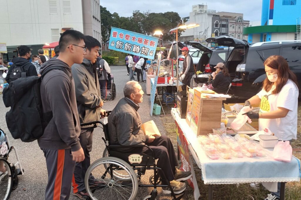 花蓮高工學生志工暖心　陪伴榮家長輩逛夜市