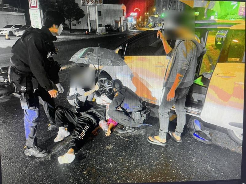 恆春機車騎士閃避汽車　自摔在車底幸無大礙