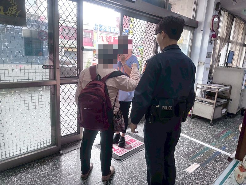 台中七旬婦獨自搭車南下訪友迷途　里港警熱心協助找到友人
