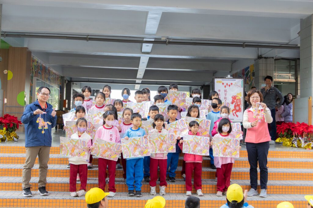 拉一拉會奔跑！　屏東「歡樂馬」小提燈點亮年節童心