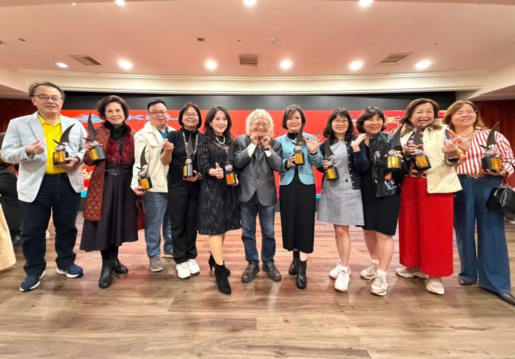藝術鑄就傳承精神　高雄師大校友會第九屆理事長交接典禮溫馨登場