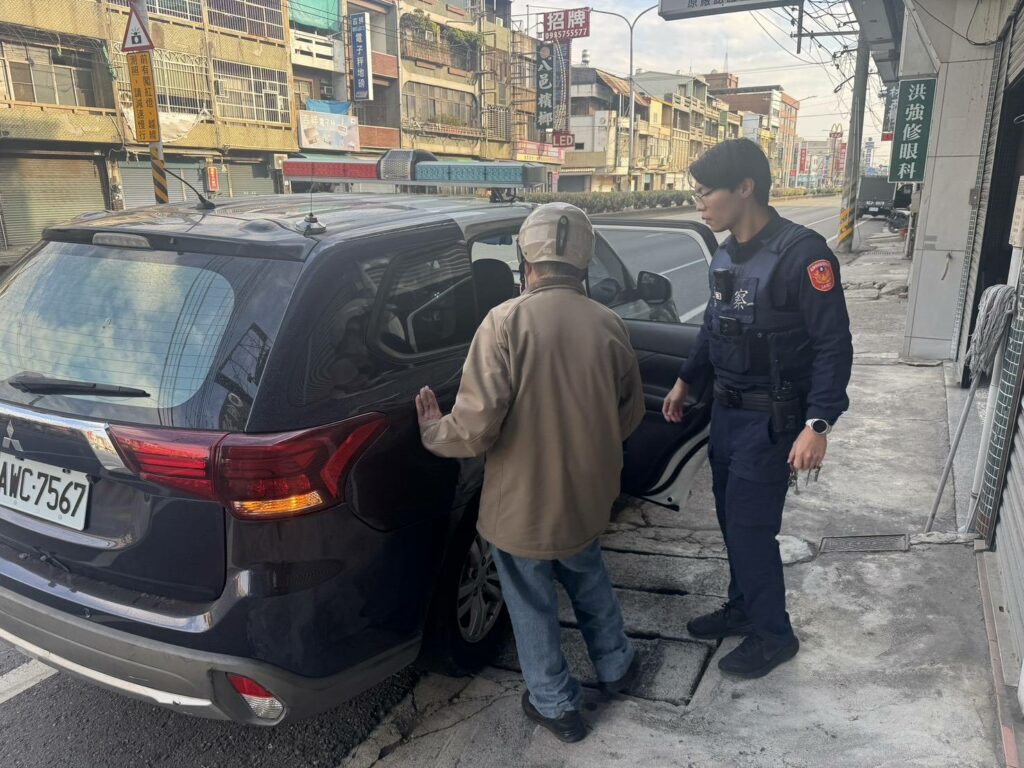 外出突忘返家路　暖警助迷途翁返家