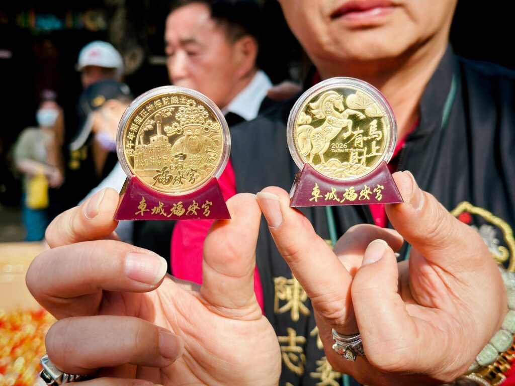 車城福安宮元旦發放馬年平安錢母 排隊人潮綿延四公里