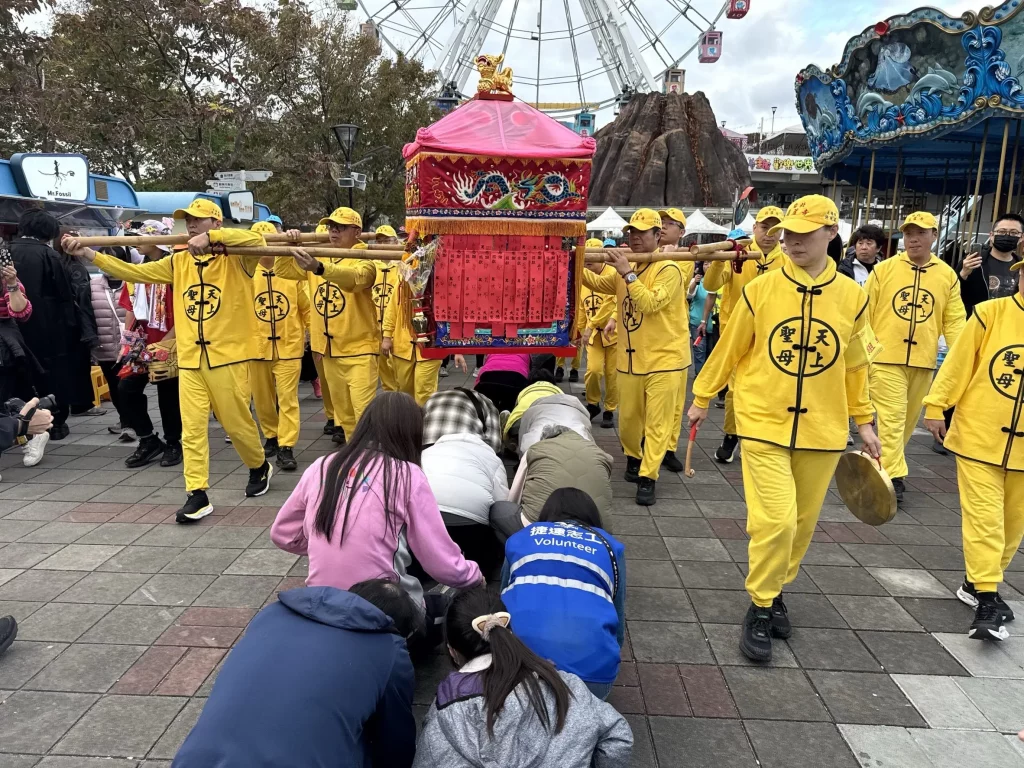 白沙屯媽祖首入兒童新樂園！ 為親子遊客駐駕賜福